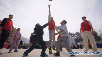 【志愿者与孩子们共上篮球课】